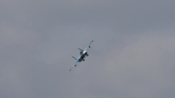 Rosja bombowiec samolot myśliwski w locie z bombami i pociskami pod skrzydłami — Wideo stockowe