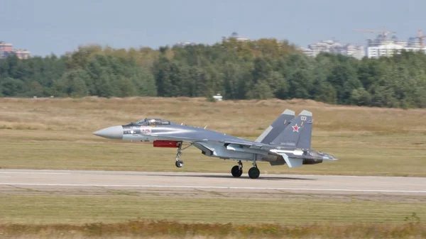 Russia combat aircraft in dark grey camouflage on the runway — Stock Photo, Image