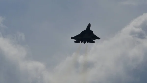 Silhouette noire d'avion de chasse russe. Image dramatique avec espace de copie de nouvelles — Photo