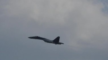 Rus savaş uçağı havada.