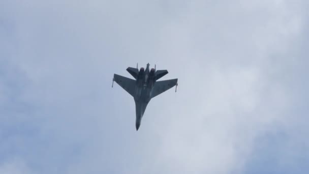 Russisch militair supersonisch vliegtuig voert gevechtsmanoeuvres uit in de blauwe lucht — Stockvideo