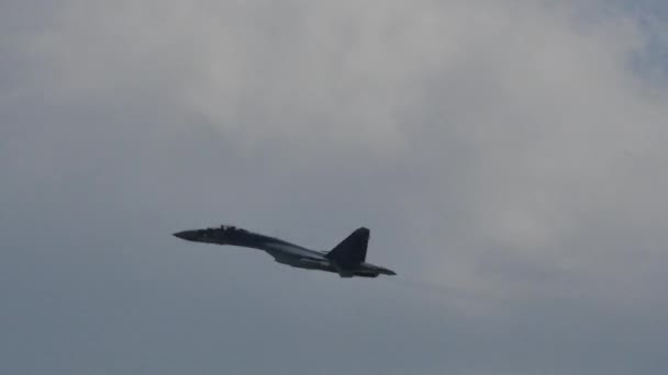 Orosz katonai vadászgép repülés közben — Stock videók