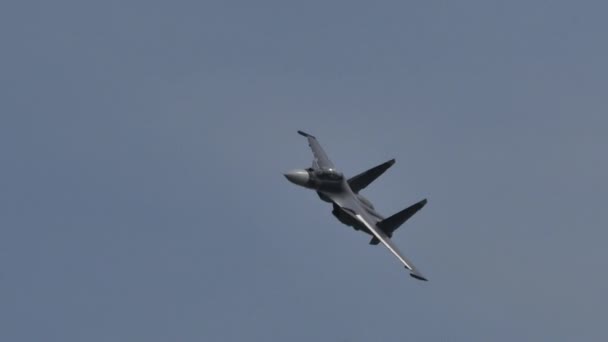 Rus askeri uçağı hızlı uçuyor. — Stok video