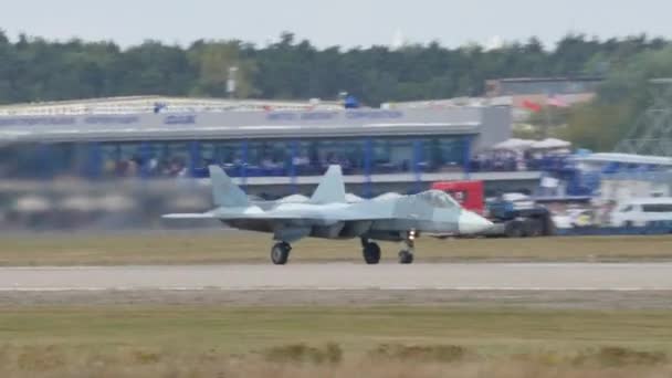 Stealth gevechtsvliegtuigen van de Russische Luchtmacht stijgen op vanaf militaire luchthaven — Stockvideo