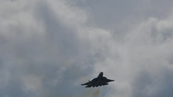 Silhouette drammatica di aereo da combattimento stealth russo che esegue manovre di combattimento — Video Stock