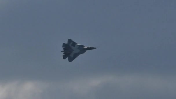 Rus Hava Kuvvetleri 'nin en modern ve en güçlü savaş uçağı. — Stok video