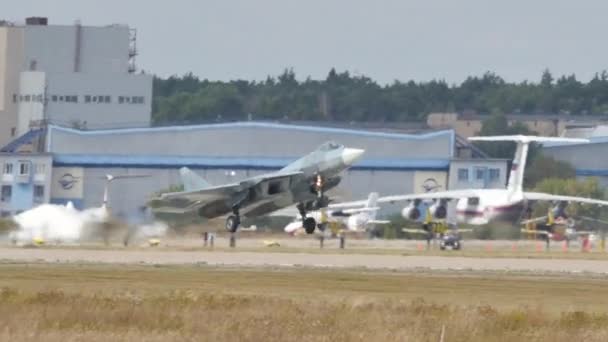 Radar ruso caza furtivo en tierras grises camuflaje en un aeropuerto militar — Vídeo de stock