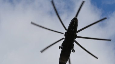 Etkileyici: Dünyanın en büyük ve en ağır nakliye helikopteri aşağıdan geliyor.