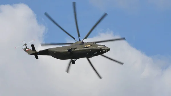 Великий важкий транспортний вертоліт в польоті, простір для новинних заголовків — стокове фото