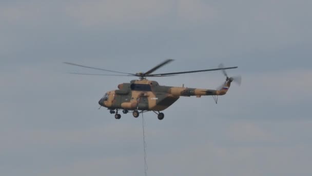 ロシアのカモフラージュ軍用ヘリコプターは、バリセントラルフック上の戦争負荷を飛ぶ — ストック動画
