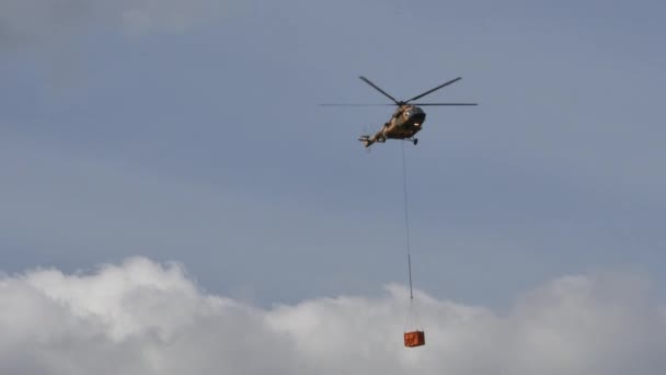 Helicóptero de transporte militar da Força Aérea Russa voa com carga de guerra — Vídeo de Stock