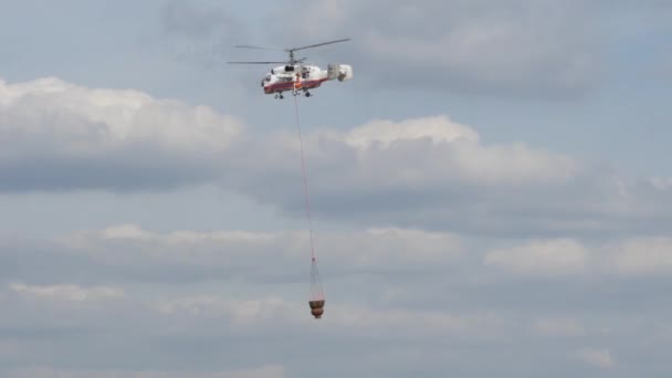 Gegenrotierende Koaxialrotoren Feuerwehrhubschrauber im Flug mit dem Bambi — Stockvideo