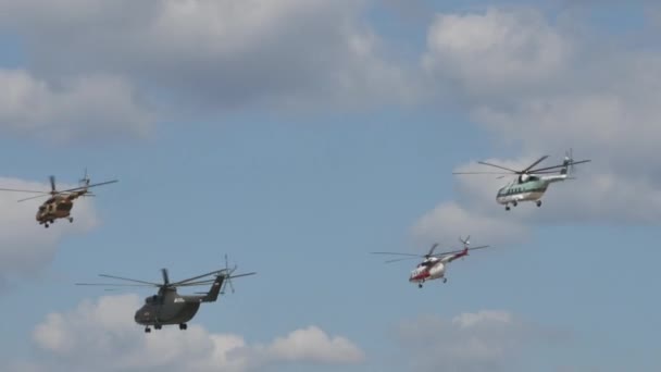 Orosz katonai helikopterek csoportja felvonulási alakzatban — Stock videók