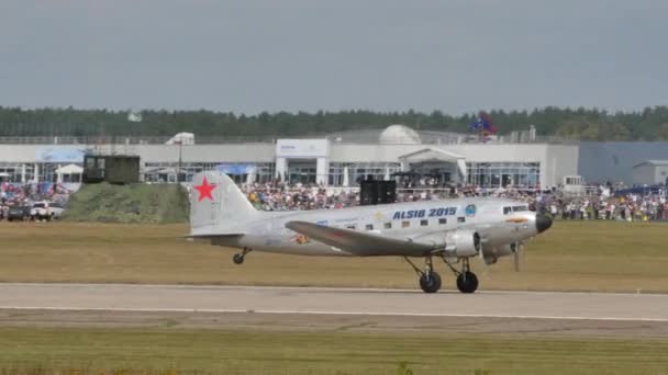 Historický sovětský dopravní letoun z 2. světové války vzlétl — Stock video