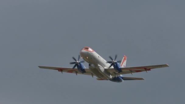 Российский самолет-шпион в полете с антеннами для захвата радиосигналов противника — стоковое видео