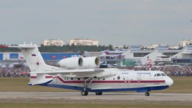 Beriev Be-200 Altair Rus itfaiyesi acil durumlar için amfibik uçaklarla savaşıyor.