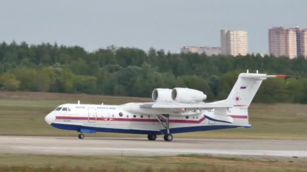 Takeoff av ett ryskt amfibieflygplan med två jetmotorer — Stockvideo