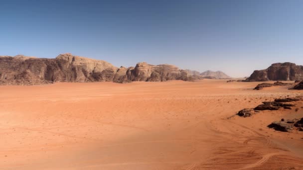 Panorama der WadiRum-Wüste umgeben von roten Felsenbergen mit blauem Himmel — Stockvideo
