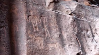 Antik homo sapiens tarafından yaratılmış tarih öncesi çizimlerle dolu mağaranın içi.