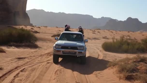 Позашляховий позашляховик з туристами на червоних піщаних доріжках пустелі. — стокове відео