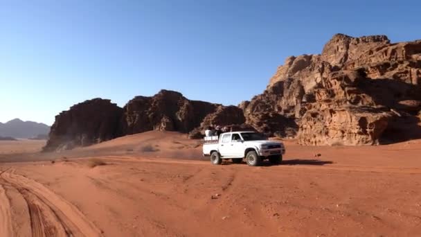 Off-road 4wd SUV with tourists on red sand of Wadi Rum Jordan desert — Stock Video