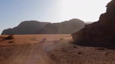 Ürdün 'deki Wadi Rum Çölü' nde dağ siluetleriyle çevrili.