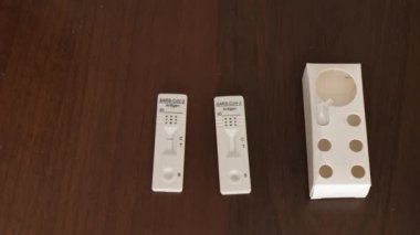PCR antijenik hızlı ev testleri yan yana karşılaştırma pozitif ve negatif
