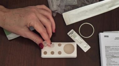 Nasofaringeal örnek çıkarma tüpüne yerleştirildi. Hızlı bir antijen covid 19 testi.