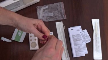 Salgın virüsünü bulmak için COVID-19 'un tampon sıvısı hazırlanıyor.