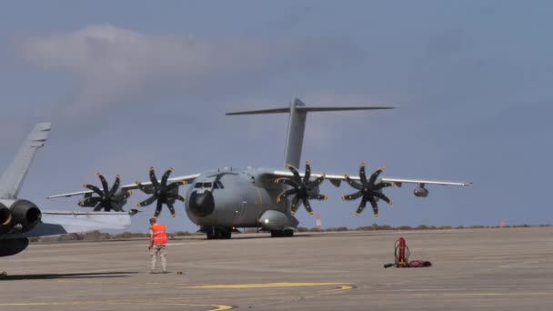 Avião militar de carga pesada transportando-se na pista para o estacionamento — Vídeo de Stock