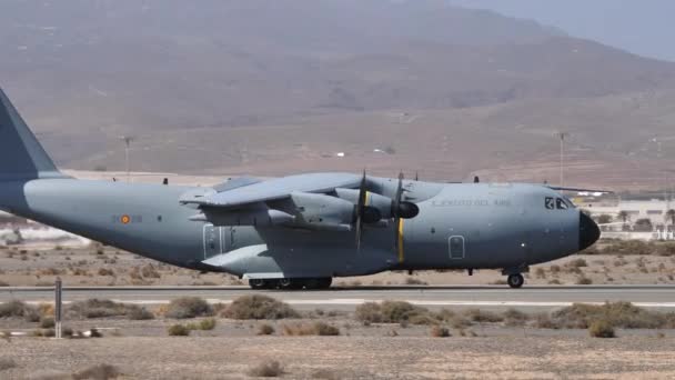 После посадки на взлетно-посадочную полосу выкатывается большой военно-транспортный самолет — стоковое видео