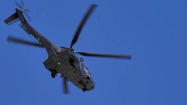 Okyanus sularında uçan askeri arama kurtarma helikopteri. Boşluğu kopyala