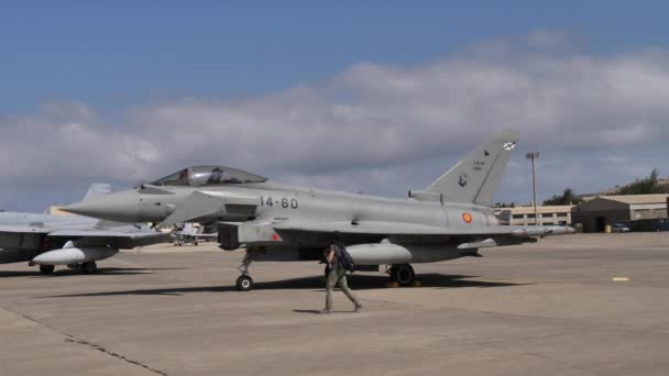 Aeronave Militar estacionada. Vista lateral estática — Vídeo de Stock