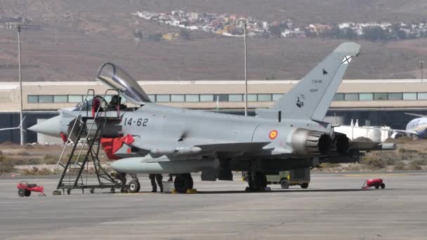 NAVO gevechtsvliegtuig wordt bijgetankt op een militaire luchthaven — Stockvideo