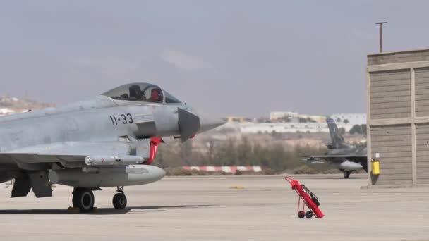 Aviones de combate estacionados con otro avión de combate en segundo plano — Vídeos de Stock