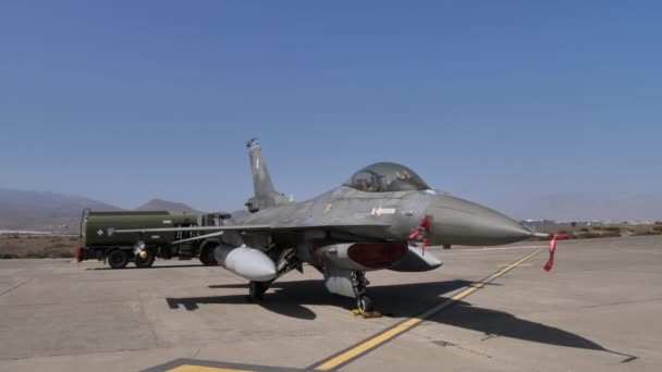 General Dynamics F-16 Fighting Falcon de la Fuerza Aérea Helénica estacionado — Vídeo de stock