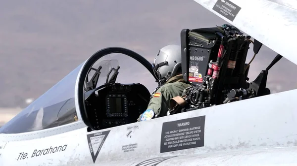 Pilot nowoczesnego myśliwca NATO w kokpicie z otwartym baldachimem — Zdjęcie stockowe
