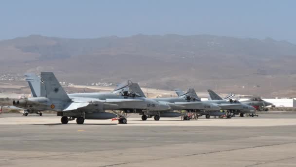 Harci vadászgépek parkolnak a NATO katonai repülőterén, harci kiképzésre készen. — Stock videók