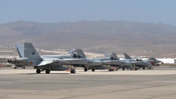 Jatos de combate estacionados no aeroporto militar da OTAN prontos para treinamento de guerra — Vídeo de Stock