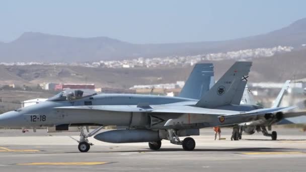 Katonai repülőgép gurul a parkolóba egy NATO háborús gyakorlat során — Stock videók