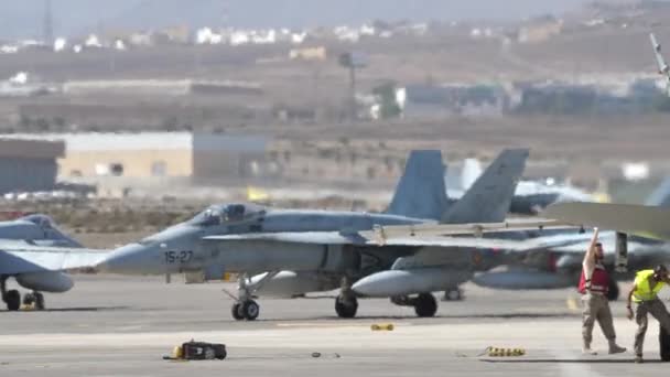 Piloto militar estaciona seu avião de combate guiado por aviador — Vídeo de Stock
