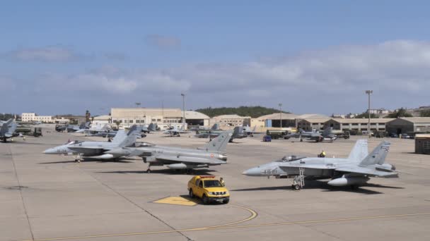 Aviões militares estacionados em um aeroporto da OTAN prontos para missões de defesa aérea — Vídeo de Stock