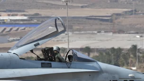 Cockpit di caccia da combattimento jet con pilota militare all'interno che si prepara a scendere — Video Stock
