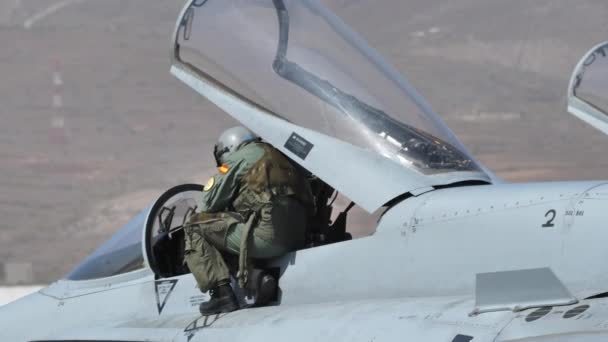 Pilot wojskowy schodzi z kokpitu nowoczesnego naddźwiękowego myśliwca NATO — Wideo stockowe