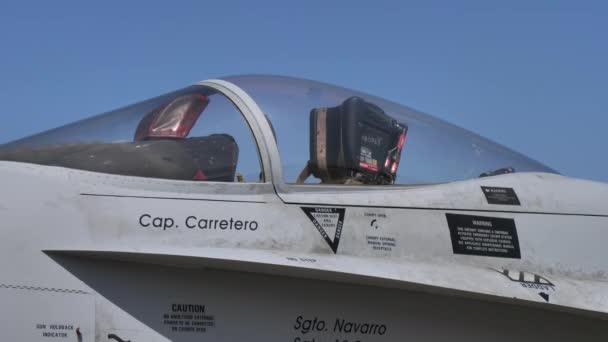 Cockpit met gesloten luifel van een militair vliegtuig — Stockvideo