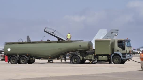 Camião de combustível militar abastecendo um avião de combate no aeroporto — Vídeo de Stock