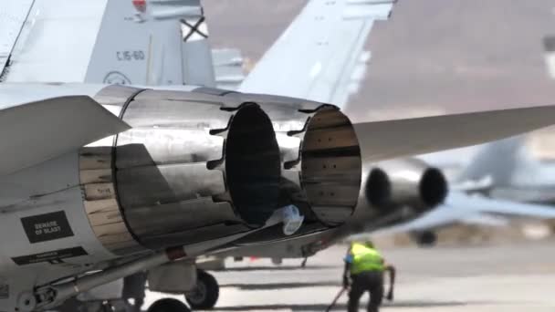Jetmotorer i ett militärt stridsflygplan på nära håll — Stockvideo