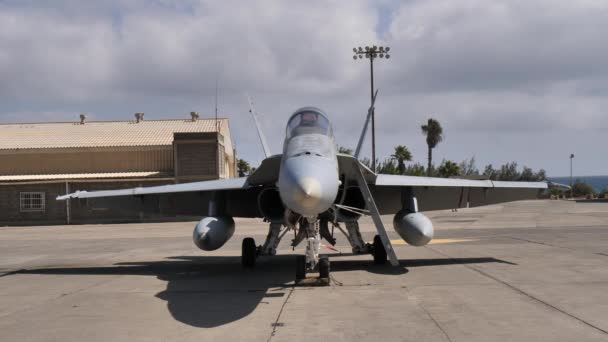 Harci repülőgép parkol a katonai légibázison. Statikus frontális nézet 4k videó — Stock videók