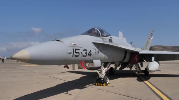 Aviones de combate estacionados en un día soleado. Frontal estática cerca de vídeo 4k — Vídeo de stock