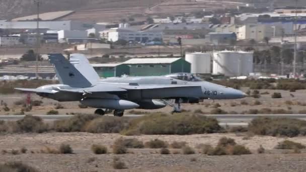 Avião militar executado na pista da base aérea após o desembarque — Vídeo de Stock